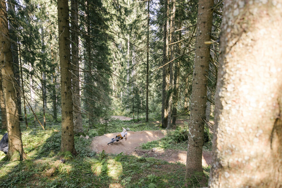 Ein weißer Flurbereich mit einer offenen Garderobe, Kissen und einem kleinen schwarzen Schild