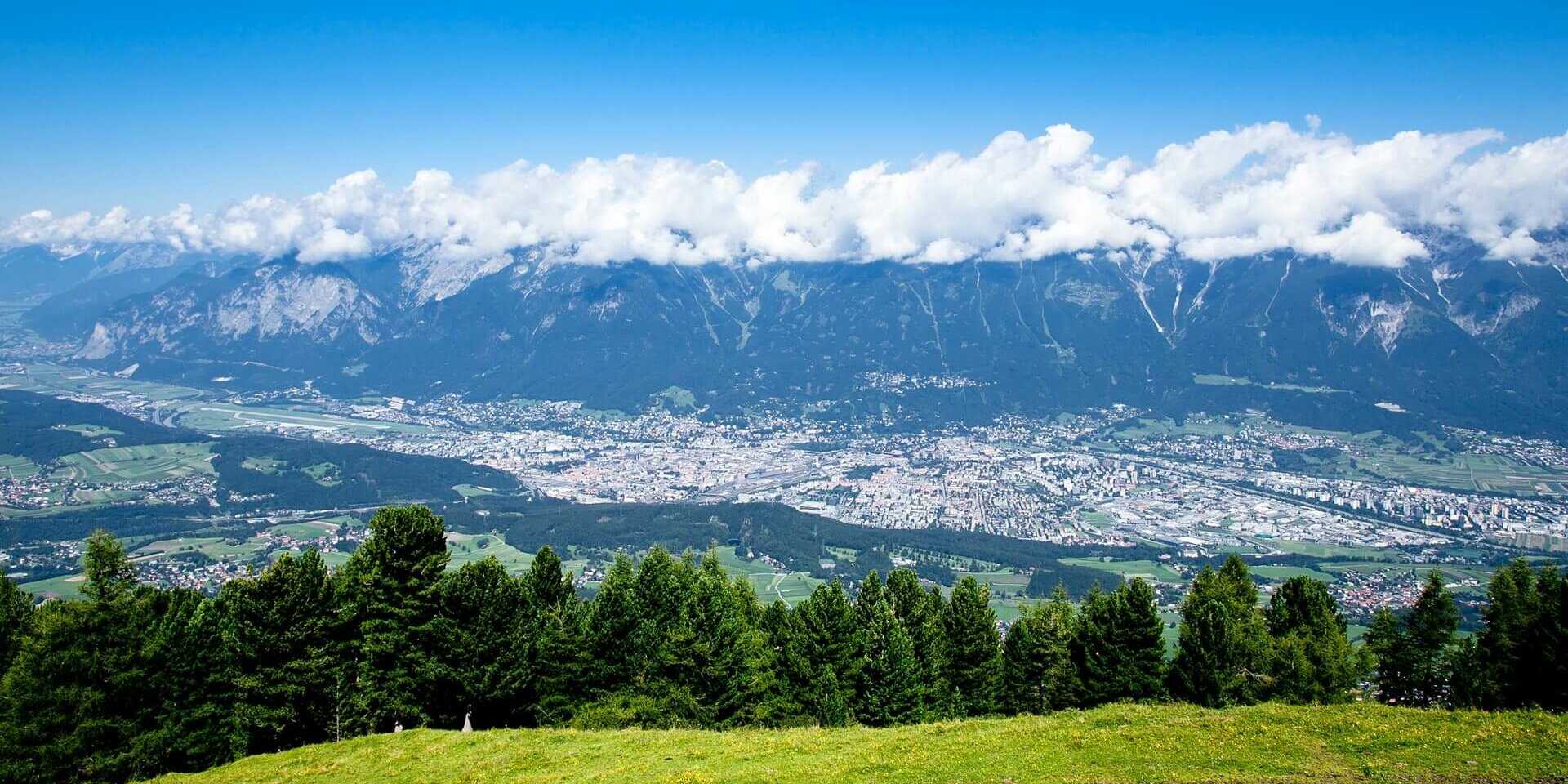 Sommerwiese auf einem Berg mit Blick auf Innsbruck
