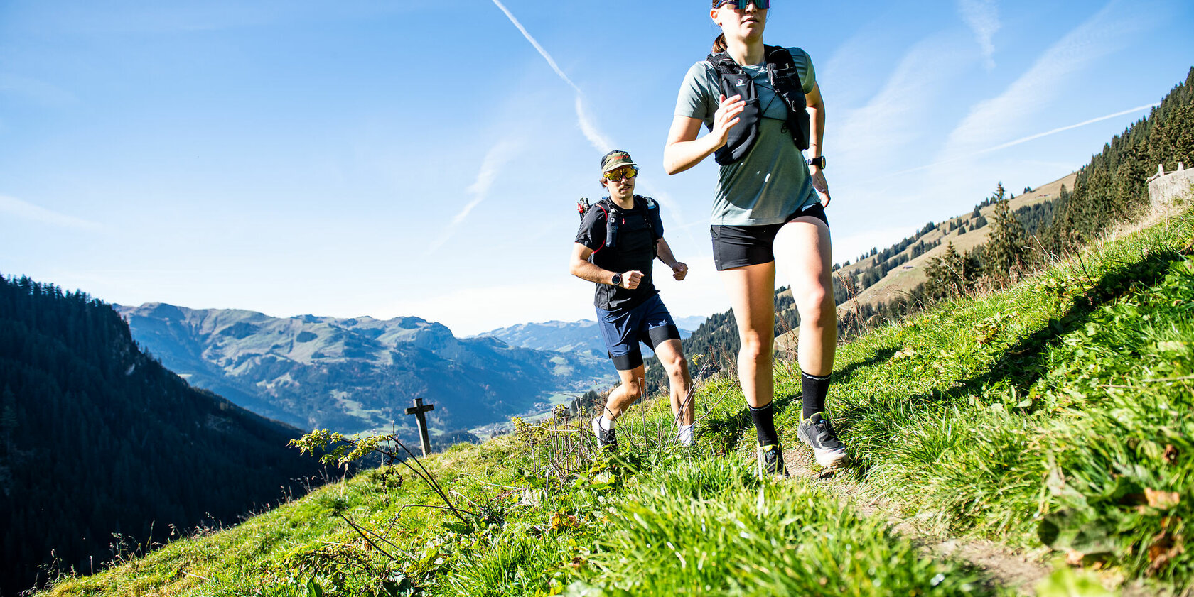 Ein weißer Flurbereich mit einer offenen Garderobe, Kissen und einem kleinen schwarzen Schild