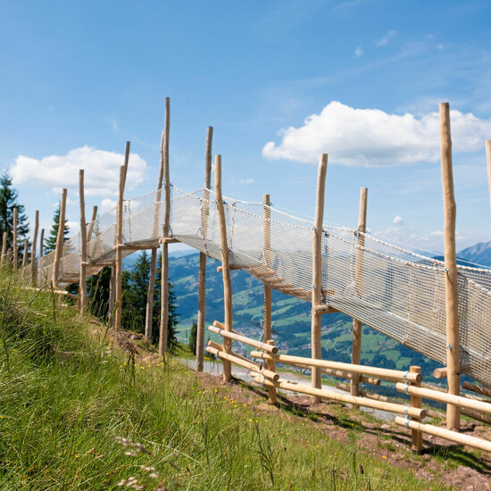 Sommererlebnis Streif Hahnenkamm (c) Kitzbühel Tourismus Sommererlebnis Hahnenkamm – Wo Skilegenden zur Wanderkulisse werden