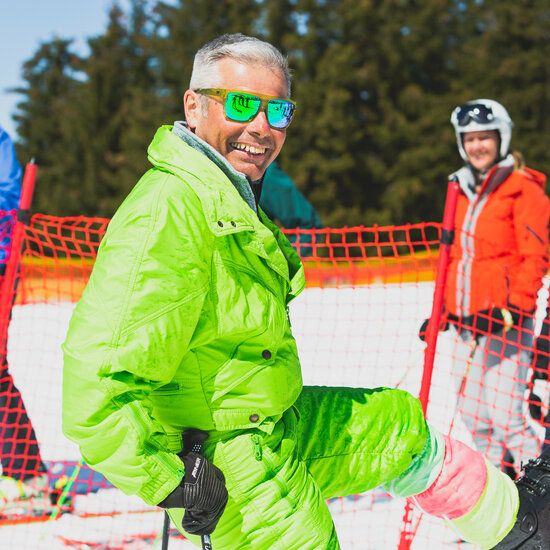 Ein weißer Flurbereich mit einer offenen Garderobe, Kissen und einem kleinen schwarzen Schild