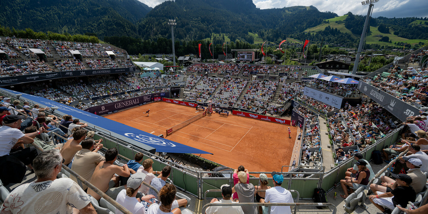 Ein weißer Flurbereich mit einer offenen Garderobe, Kissen und einem kleinen schwarzen Schild