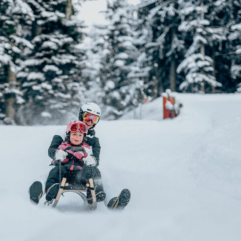 Familie Rodelt in Kitzbühel und hat Spaß