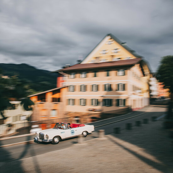 Kitzbüheler Alpenrallye - Oltimer fährt durch Kitzbühel