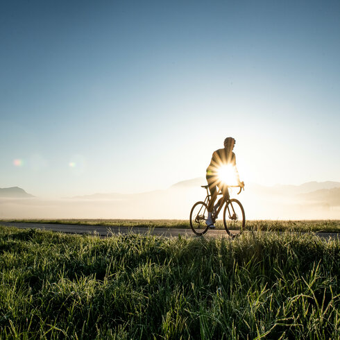 Ein weißer Flurbereich mit einer offenen Garderobe, Kissen und einem kleinen schwarzen Schild