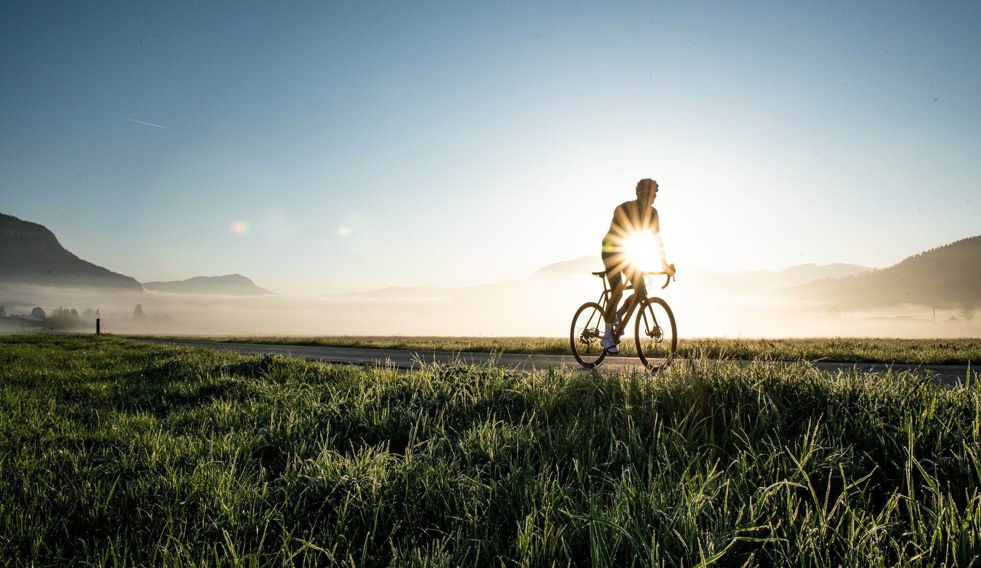 Ein weißer Flurbereich mit einer offenen Garderobe, Kissen und einem kleinen schwarzen Schild