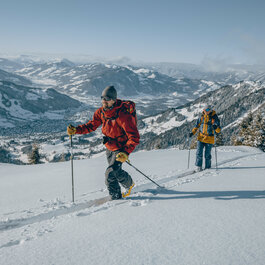 2 Skitourengeher auf der Bichlalm
