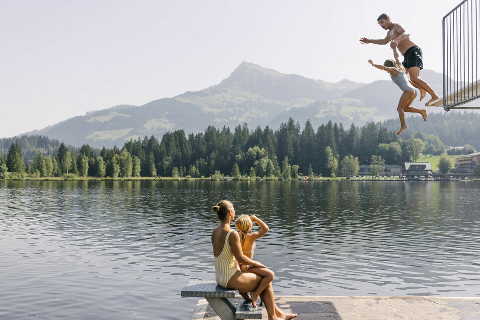 Familie spielt am Schwarzsee in Kitzbühel