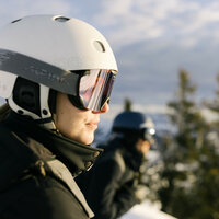 Ein weißer Flurbereich mit einer offenen Garderobe, Kissen und einem kleinen schwarzen Schild