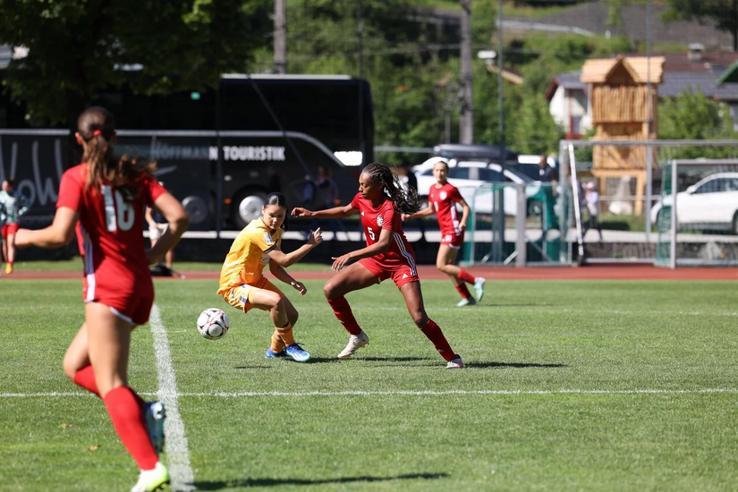 Cordial Cup - Mädchen spielen Fussball