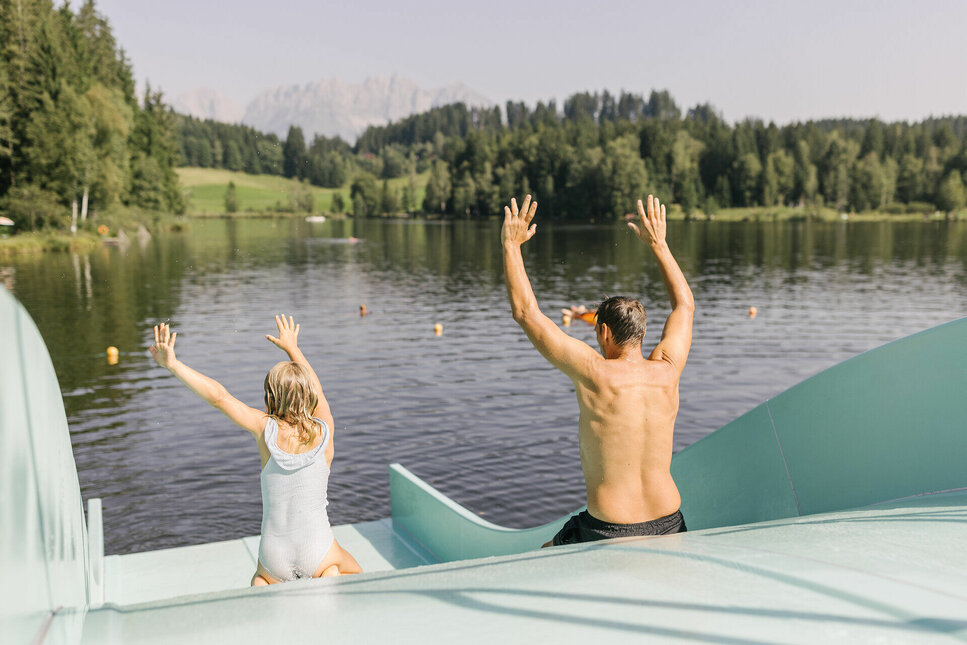 Familie rutscht auf einer Wasserrutsche am Schwarzsee  in Kitzbühel