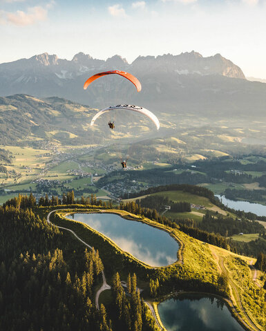 Zwei Paragleiter in Kitzbühel