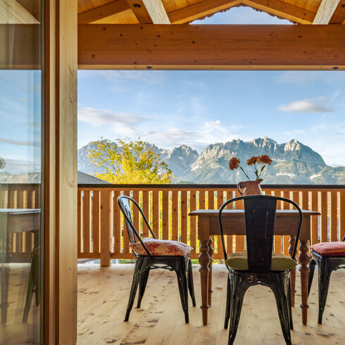 Bio Yoga Hof (c) Kitzbühel Tourismus Keine Weitergabe an Dritte! Balkon mit zwei Stühlen und einem Tisch