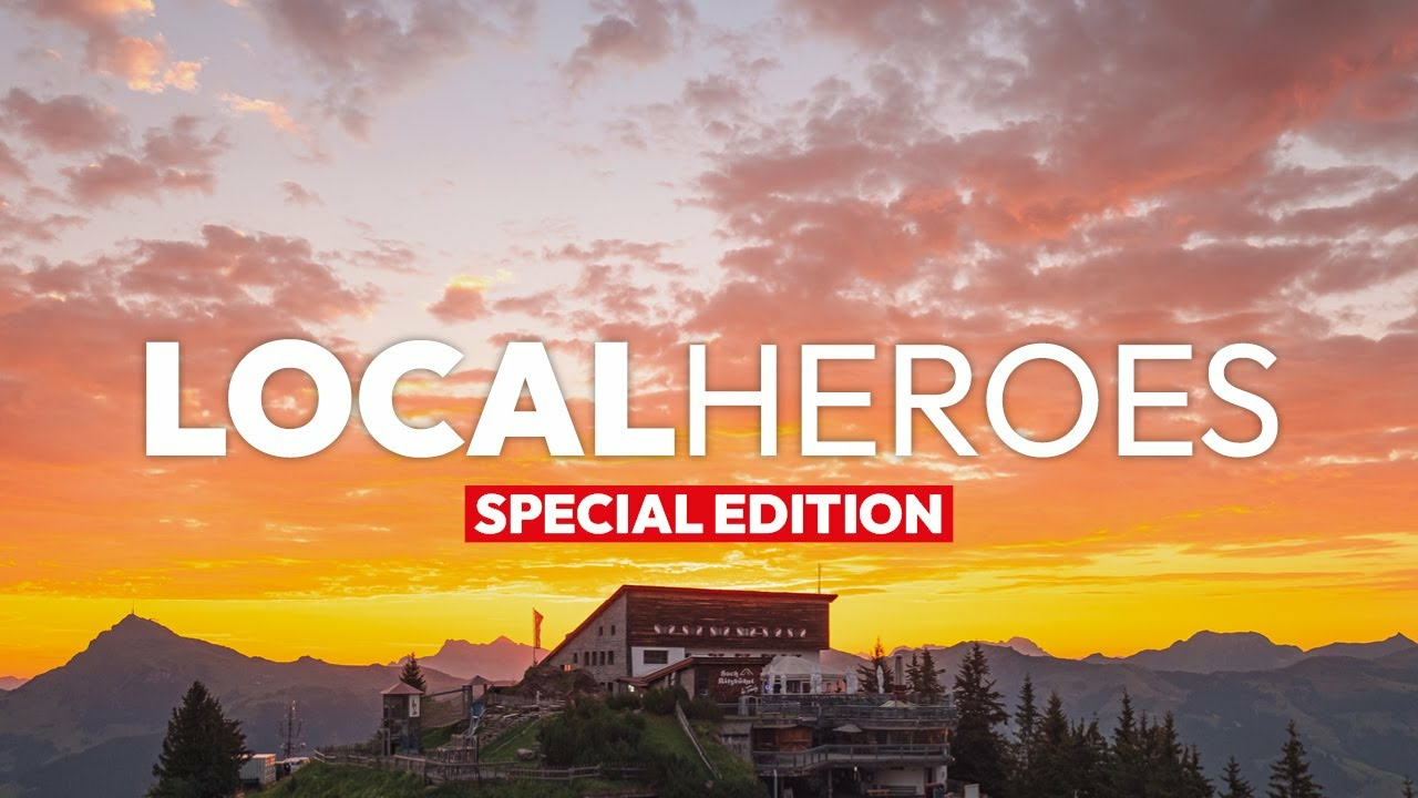 Kitzbühel Local Heroes | Hahnenkamm Ein weißer Flurbereich mit einer offenen Garderobe, Kissen und einem kleinen schwarzen Schild
