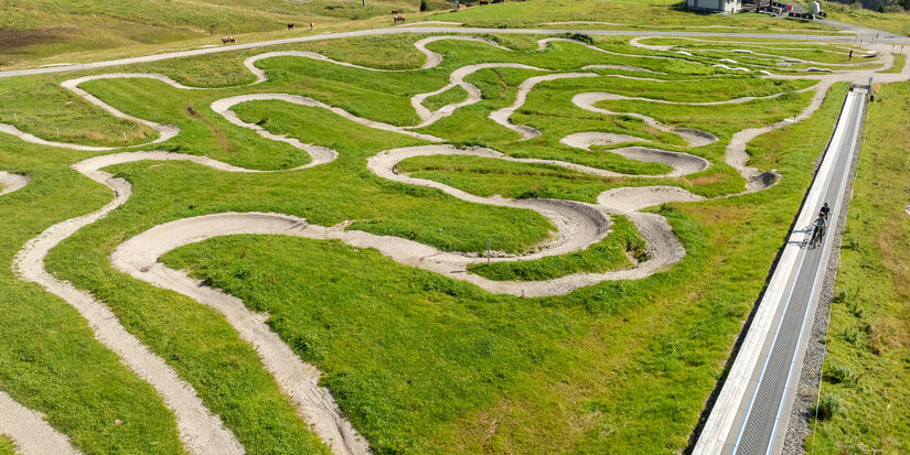 Ein weißer Flurbereich mit einer offenen Garderobe, Kissen und einem kleinen schwarzen Schild