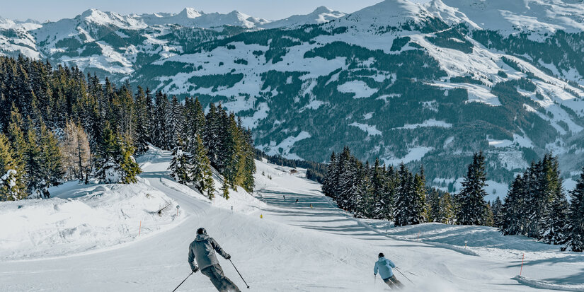 2 Skifahrer auf eine Piste in Jochberg