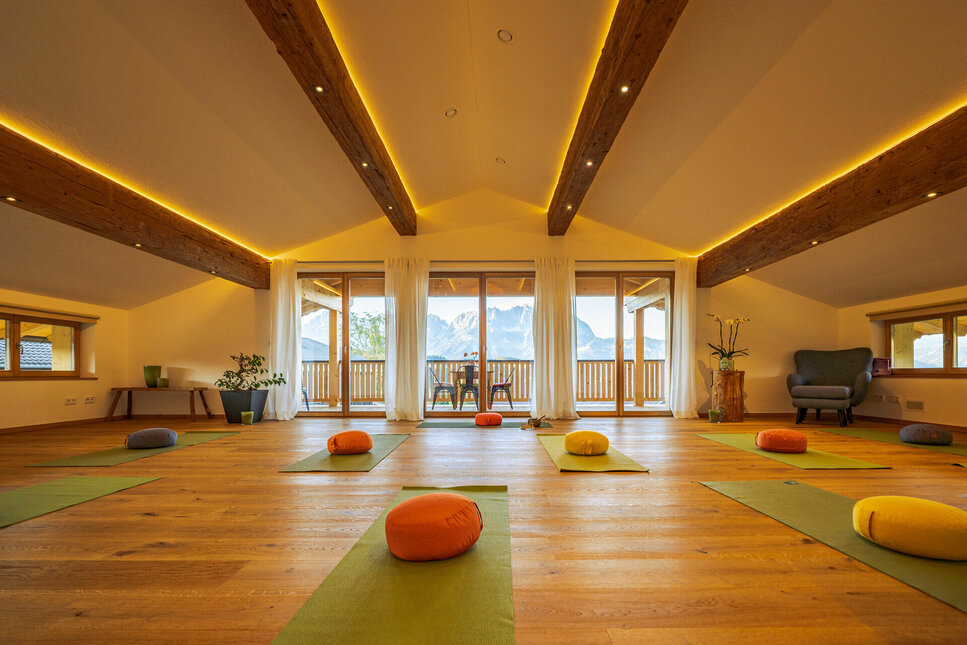 Ein großer Raum - Yoga-Kurs in Kitzbühel