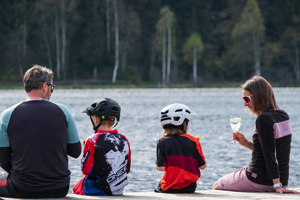 Biken mit der ganzen Familie in Kitzbühel - Pause am Schwarzsee
