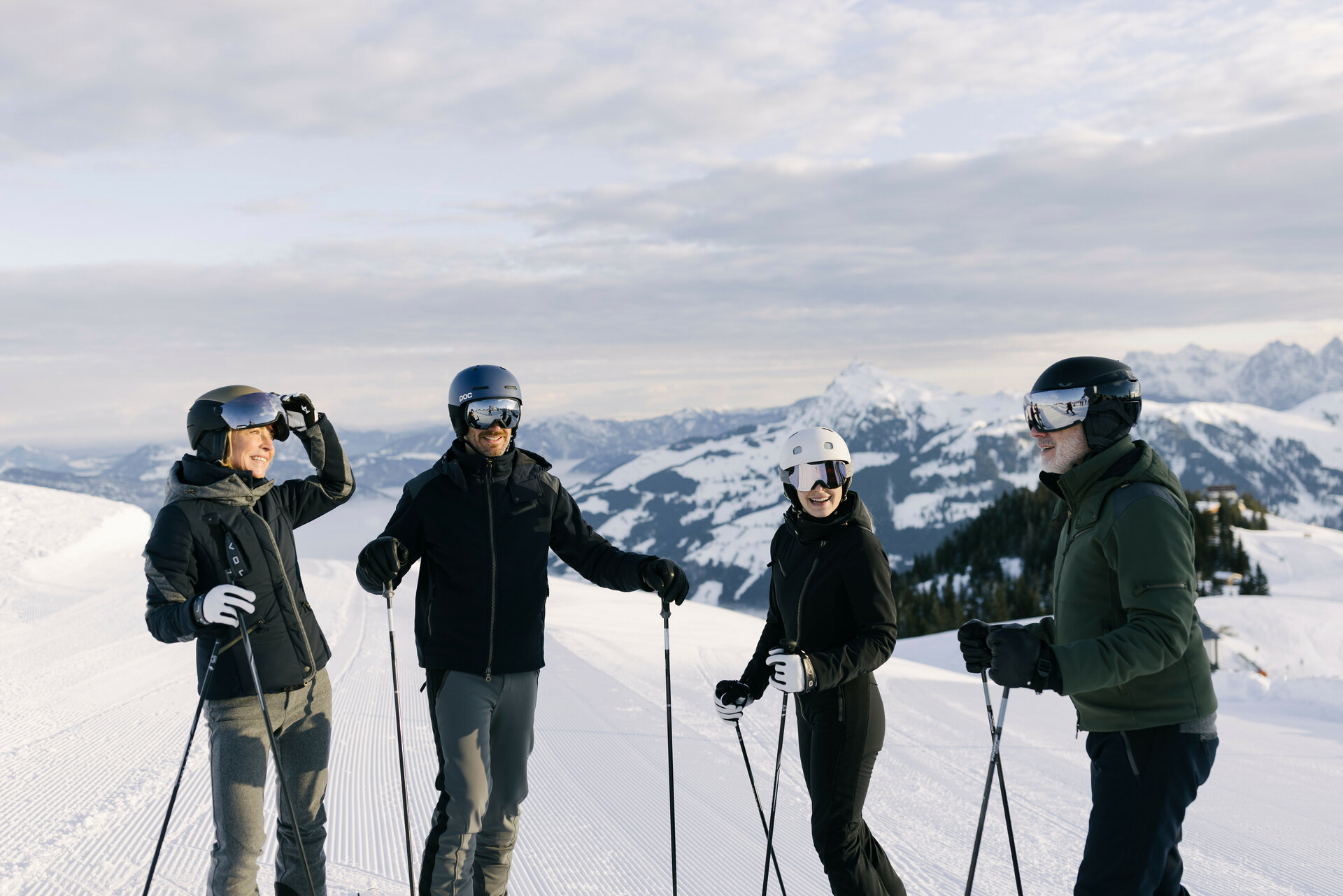 Ein weißer Flurbereich mit einer offenen Garderobe, Kissen und einem kleinen schwarzen Schild