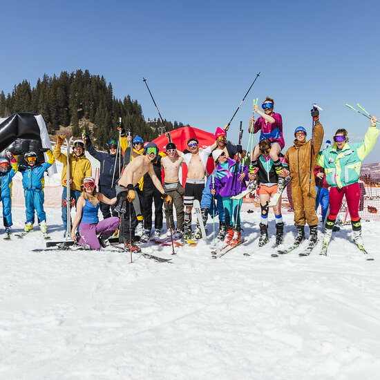 Ein weißer Flurbereich mit einer offenen Garderobe, Kissen und einem kleinen schwarzen Schild