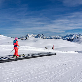 Kind fährt Ski auf ein Box