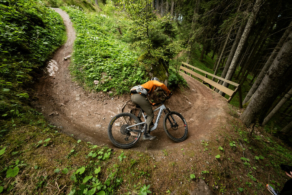 Ein weißer Flurbereich mit einer offenen Garderobe, Kissen und einem kleinen schwarzen Schild
