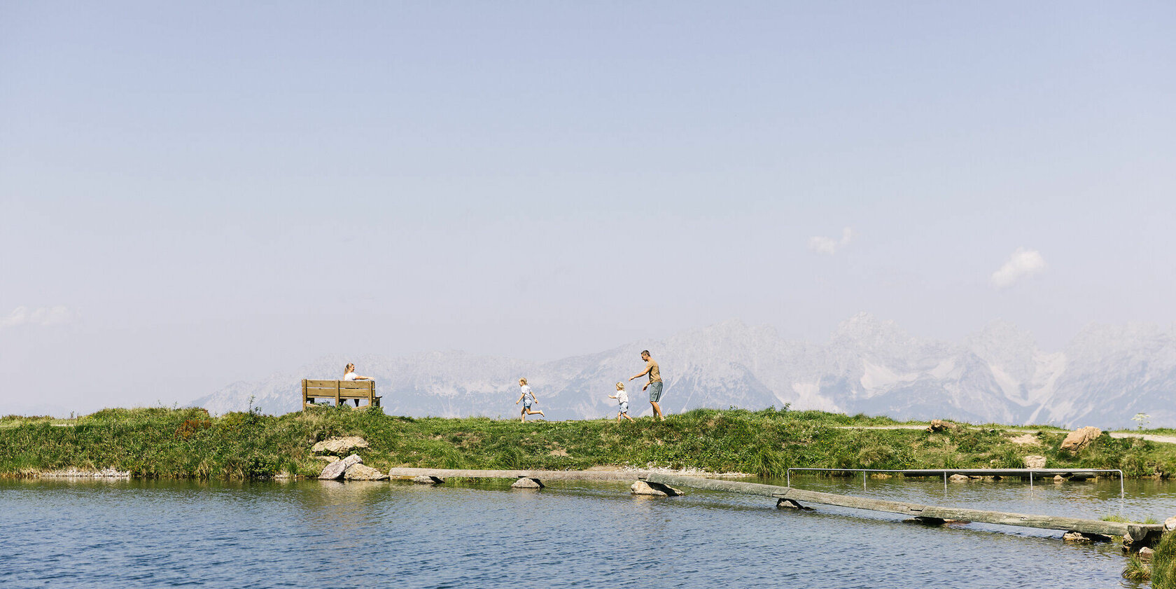 Familie Wandern Hahnenkamm Sommererlebnis Hahnenkamm – Wo Skilegenden zur Wanderkulisse werden