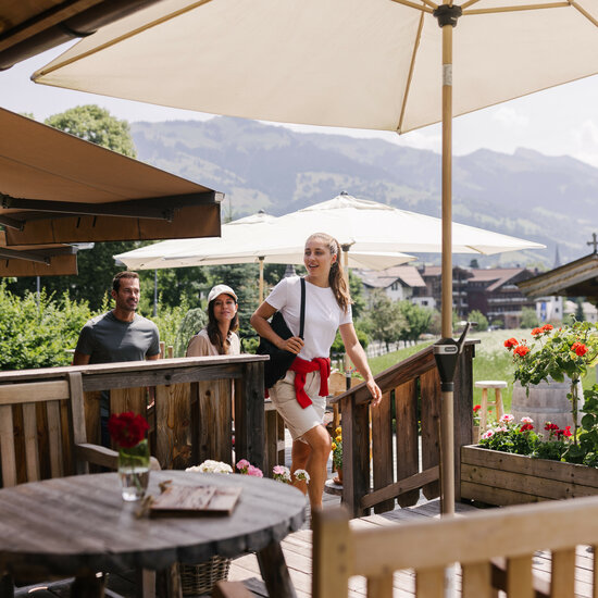 Stammgäste in Kitzbühel - Gruppe besucht ein einladendes Gasthaus
