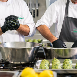 Ein weißer Flurbereich mit einer offenen Garderobe, Kissen und einem kleinen schwarzen Schild
