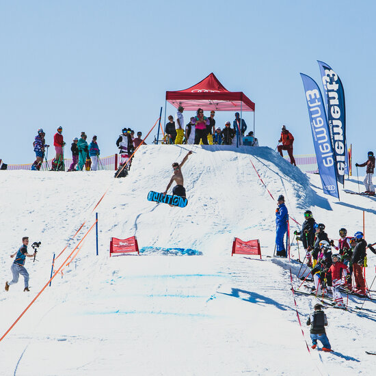 Ein weißer Flurbereich mit einer offenen Garderobe, Kissen und einem kleinen schwarzen Schild