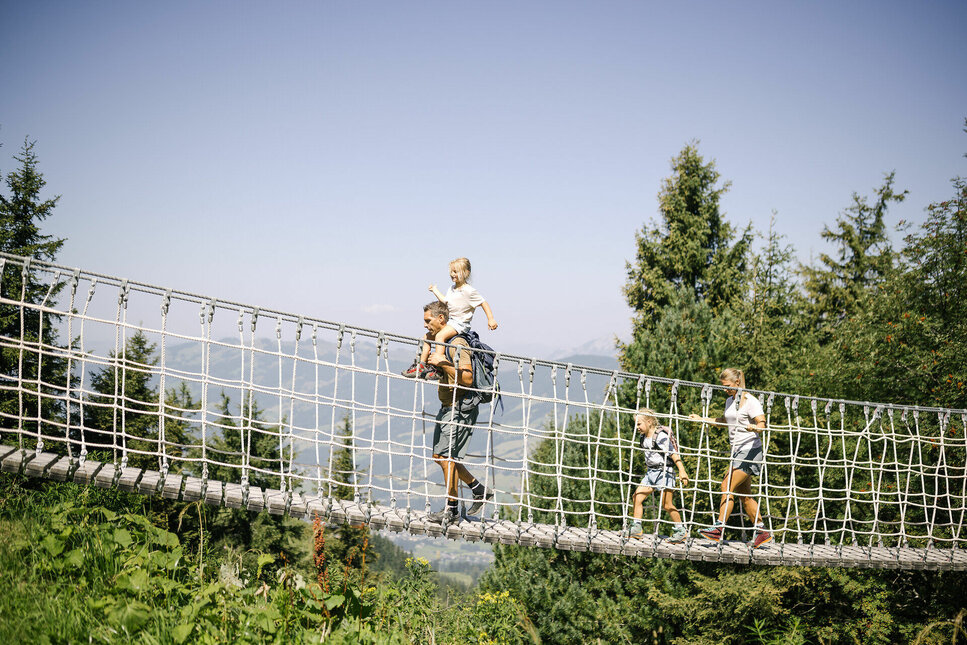 Familie erlebt ein Abenteuer am Hahnenkamm