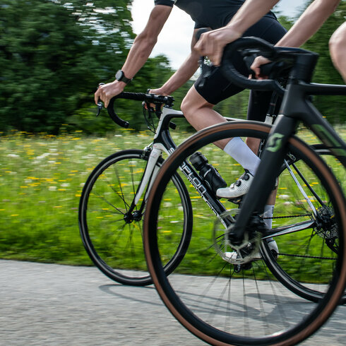 Ein weißer Flurbereich mit einer offenen Garderobe, Kissen und einem kleinen schwarzen Schild