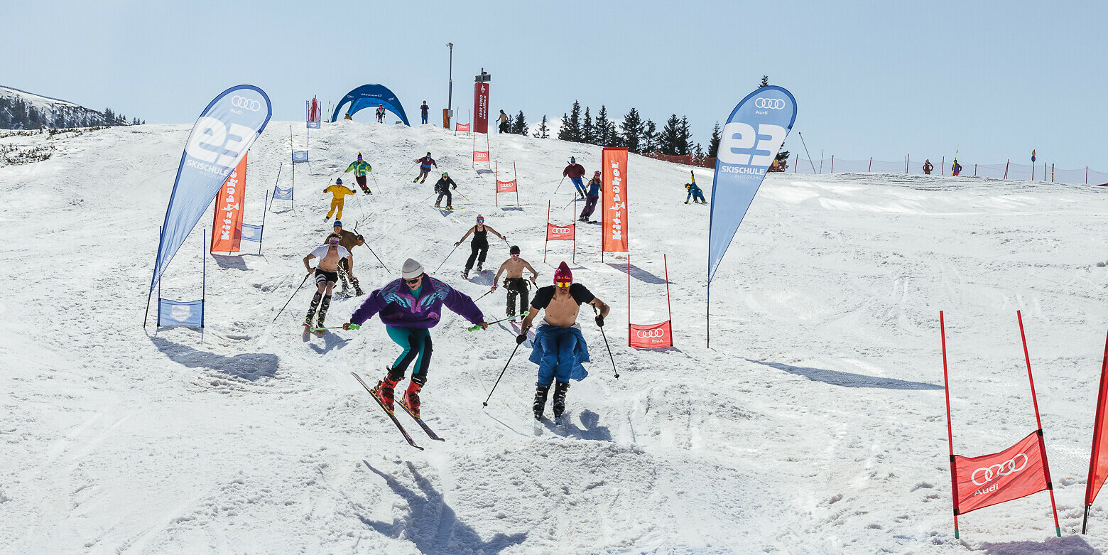 Ein weißer Flurbereich mit einer offenen Garderobe, Kissen und einem kleinen schwarzen Schild