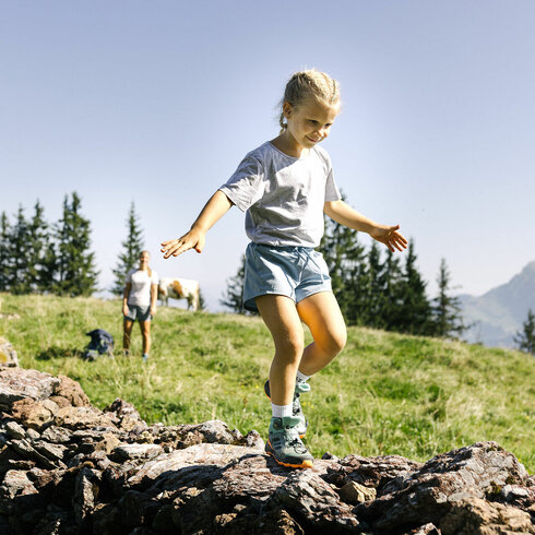Mädchen wandert mit ihrer Familie am Hahnenkamm