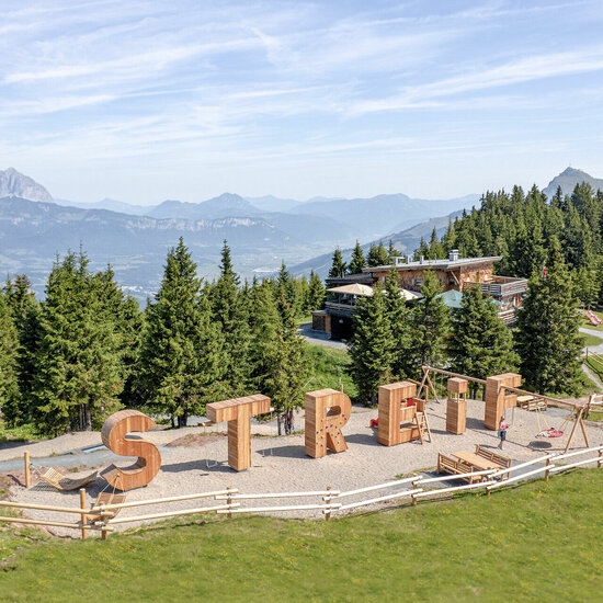 Sommererlebnis Streif Hahnenkamm (c) Kitzbühel Tourismus Sommererlebnis Hahnenkamm – Wo Skilegenden zur Wanderkulisse werden