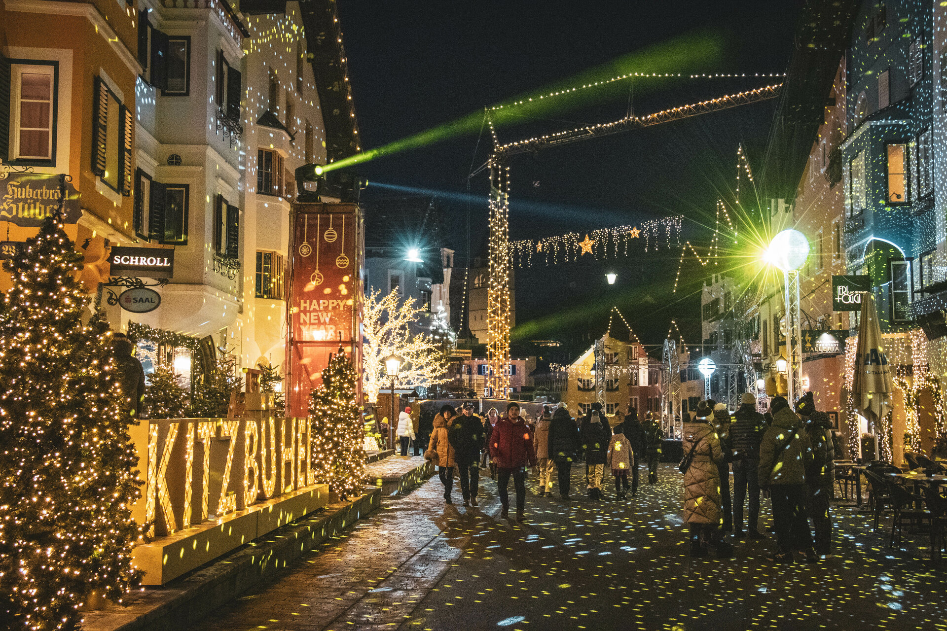 Ein weißer Flurbereich mit einer offenen Garderobe, Kissen und einem kleinen schwarzen Schild