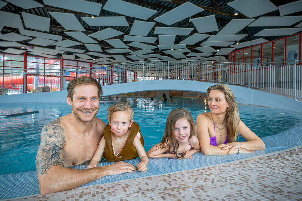 Familie hat Spaß im Wasser in der Aquarena Kitzbühel