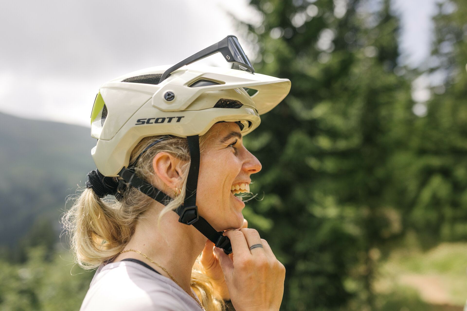 Ein weißer Flurbereich mit einer offenen Garderobe, Kissen und einem kleinen schwarzen Schild