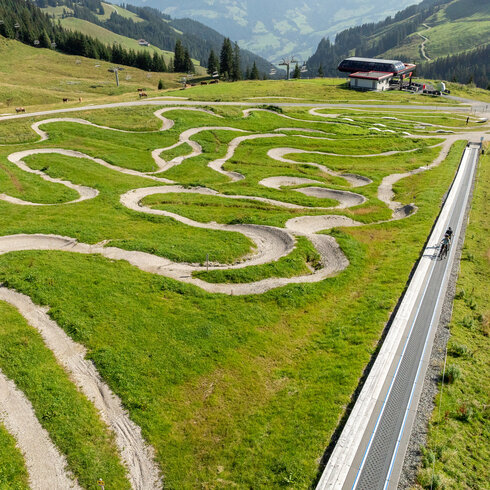 Ein weißer Flurbereich mit einer offenen Garderobe, Kissen und einem kleinen schwarzen Schild