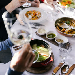 Gerichte auf ein Tisch