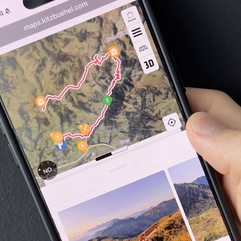 Ein weißer Flurbereich mit einer offenen Garderobe, Kissen und einem kleinen schwarzen Schild