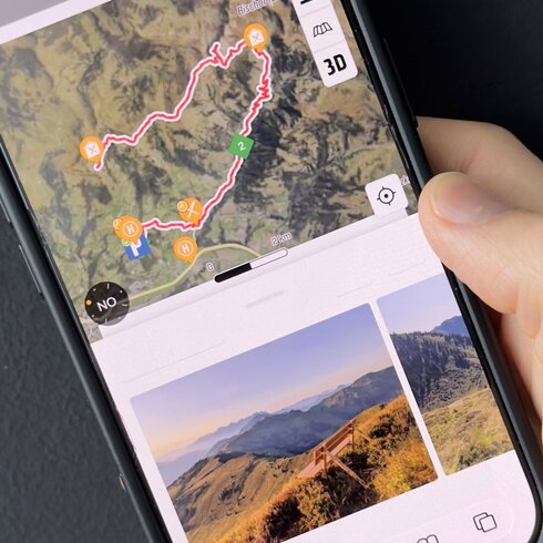 Ein weißer Flurbereich mit einer offenen Garderobe, Kissen und einem kleinen schwarzen Schild