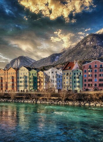 Innsbrucks bekannteste Häuserzeile am Inn - Mariahilf, mit ihren bunten Fassaden