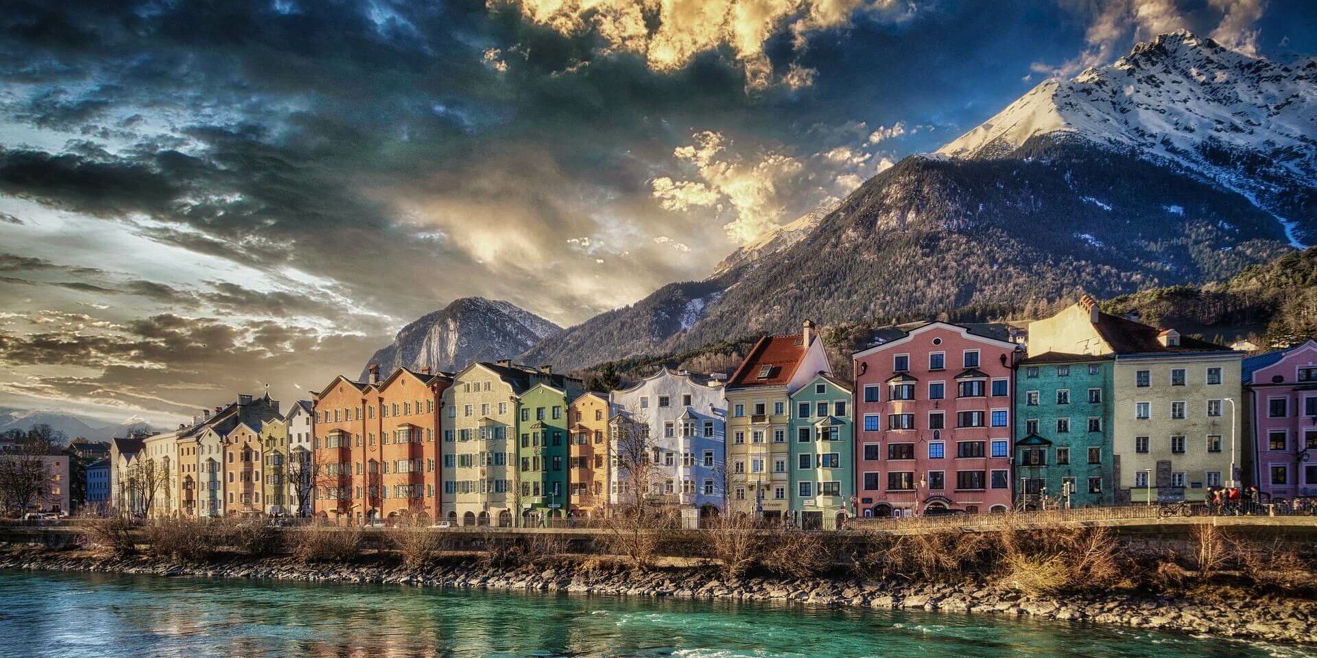 Innsbrucks bekannteste Häuserzeile am Inn - Mariahilf, mit ihren bunten Fassaden