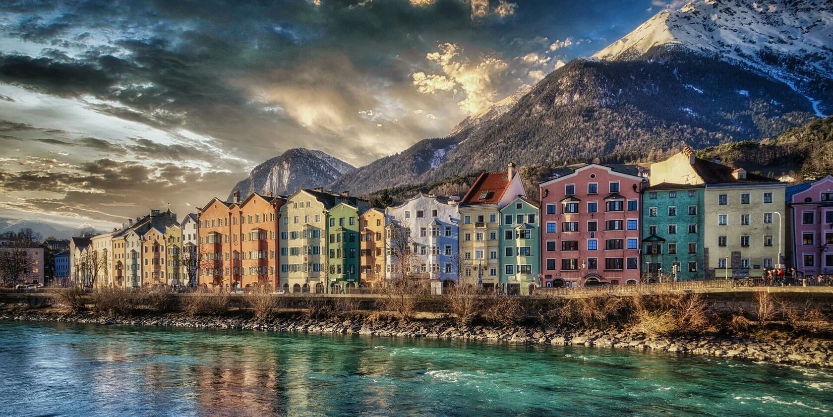 Innsbrucks bekannteste Häuserzeile am Inn - Mariahilf, mit ihren bunten Fassaden