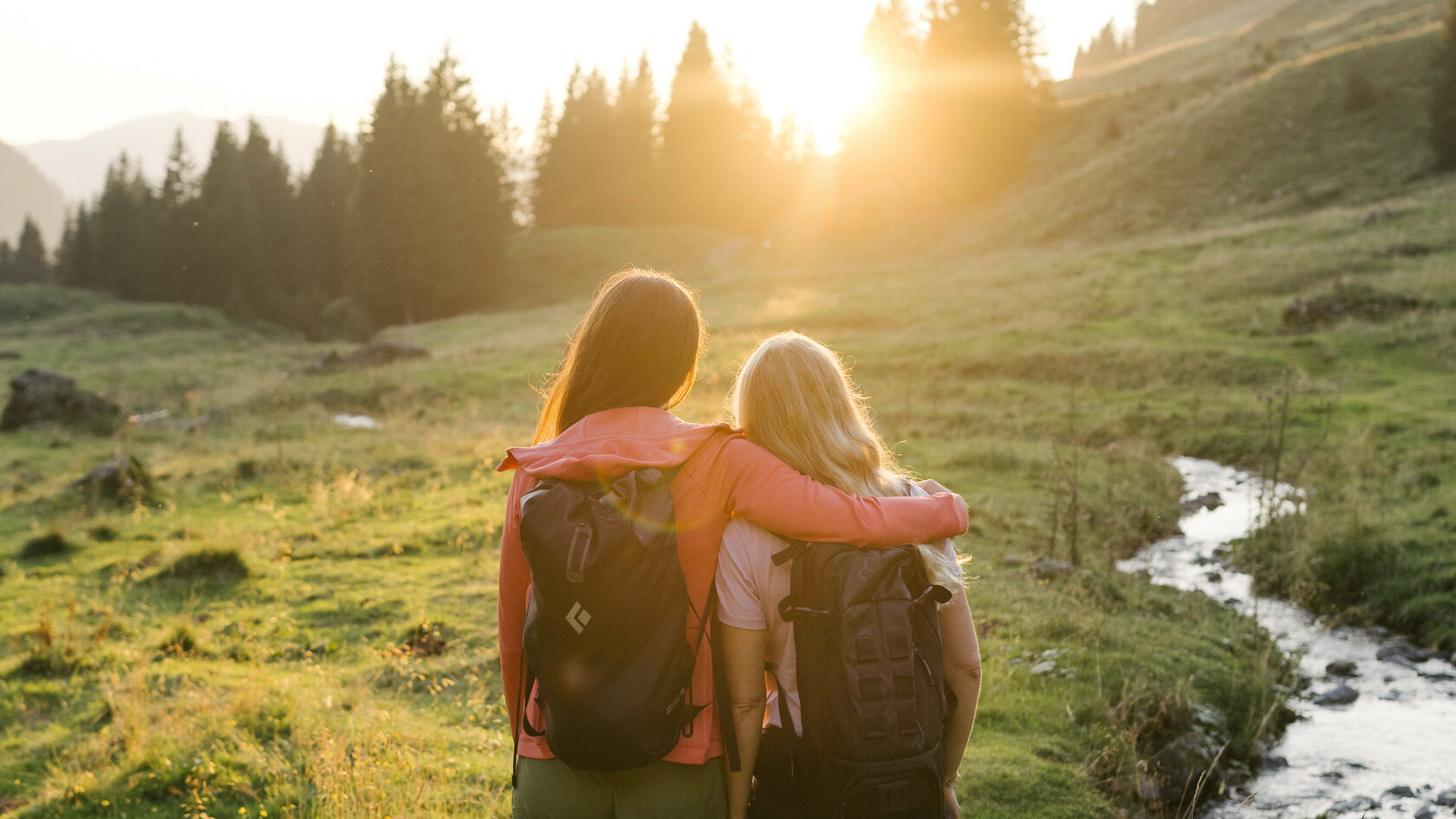 Ein weißer Flurbereich mit einer offenen Garderobe, Kissen und einem kleinen schwarzen Schild