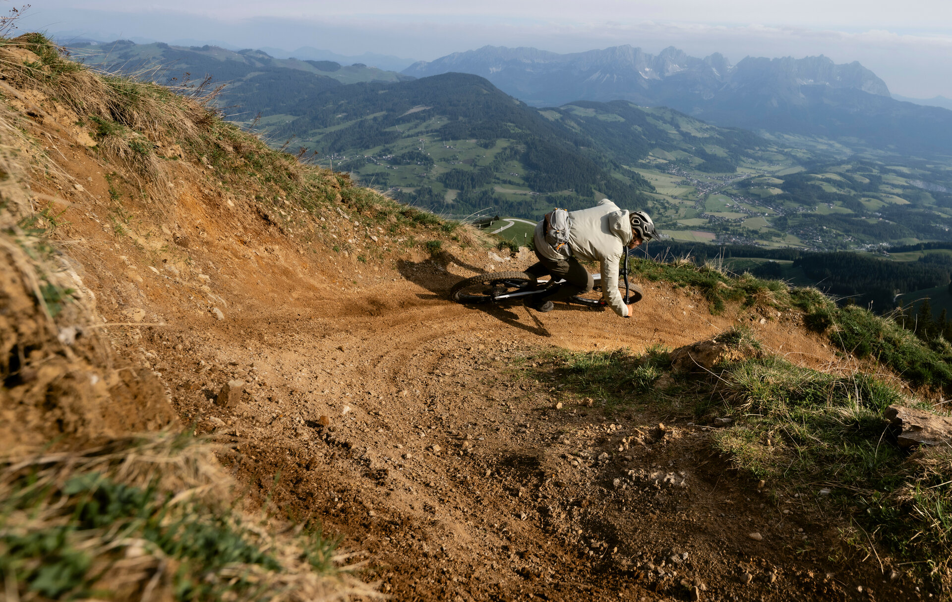 Ein weißer Flurbereich mit einer offenen Garderobe, Kissen und einem kleinen schwarzen Schild