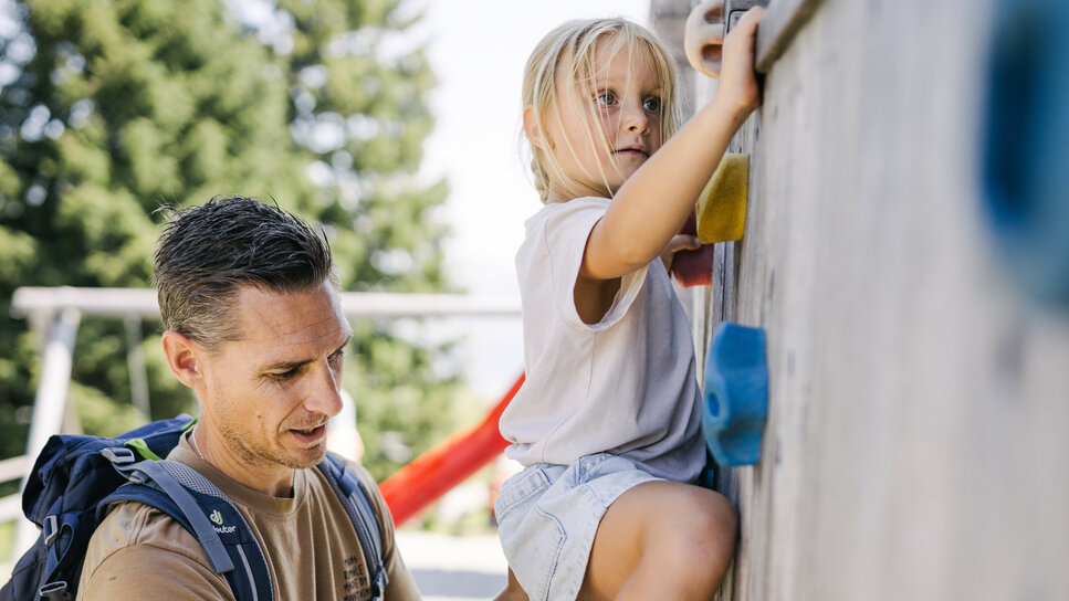Kind an der Kletterwand