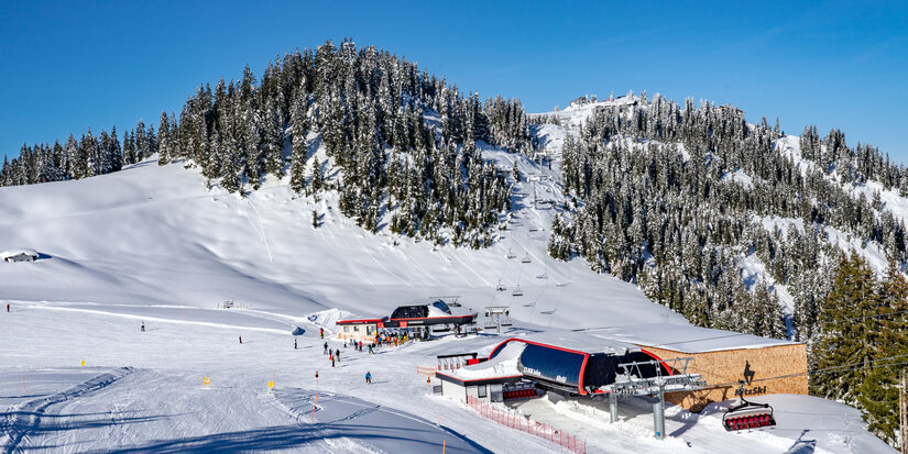 Zwei Sessellift Talstationen