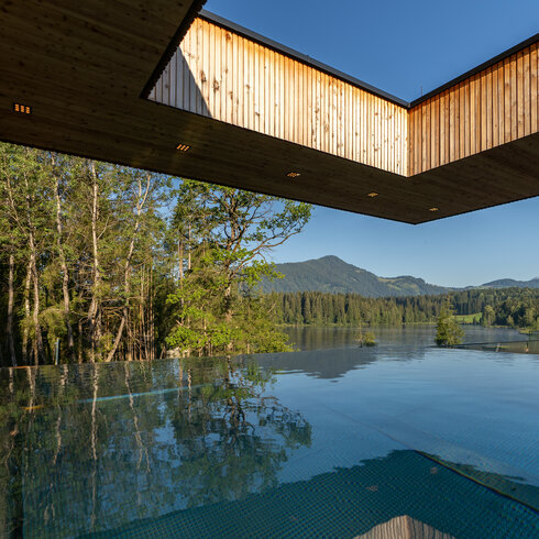 Wasser in einem Pool mit Aussicht auf die Berge
